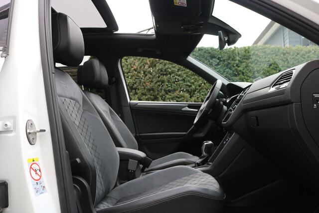 Volkswagen TIGUAN 1.5 TSI R-Line Black Style (36.826Km! Panodak Carplay ACC HeadUp Standkachel IQ.Light Camera Trekhaak 20Inch PrivacyGlass)