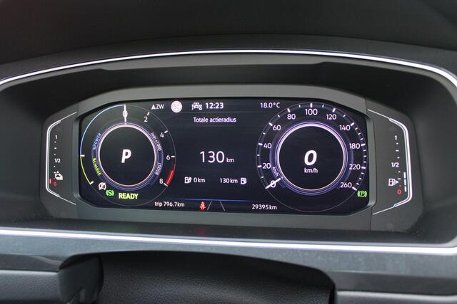 Volkswagen TIGUAN 1.4 TSI 245PK eHybrid R-LINE BUSINESS + | BEKLEDING LEDER VIENNA | PANORAMISCH SCHUIF/KANTEL DAK | ELEKTRISCH WEGKLAPENBARE TREKHAAK | R-LINE INTERIEUR/EXTERIEUR | VERWARMBARE VOORSTOELEN/STUUR | ELEKTRISCH BEDIENBARE VOORSTOELEN MET GEHEUGEN FUNCTIE | AK