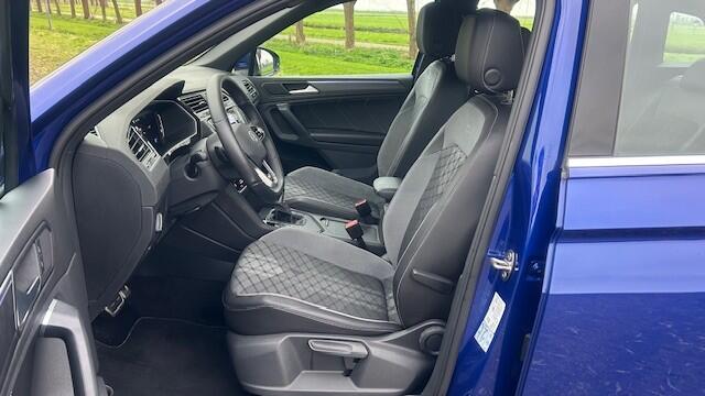 Volkswagen TIGUAN 1.5 TSI R-Line AUTOMAAT 26.000KM!! 1E EIGENAAR!! NAVIGATIE, APPLE CARPLAY, DAB RADIO, STUURVERWARMING, STOELVERWARMING, AMBIËNTEVERLICHTING, DIGITAAL DASHBOARD, DODEHOEK ASSIST, RIJBAAN ASSIST, ADAPTIVE CRUISE CONTROL, ACHTERUITRIJCAMERA, PARKEERHULP V/A,