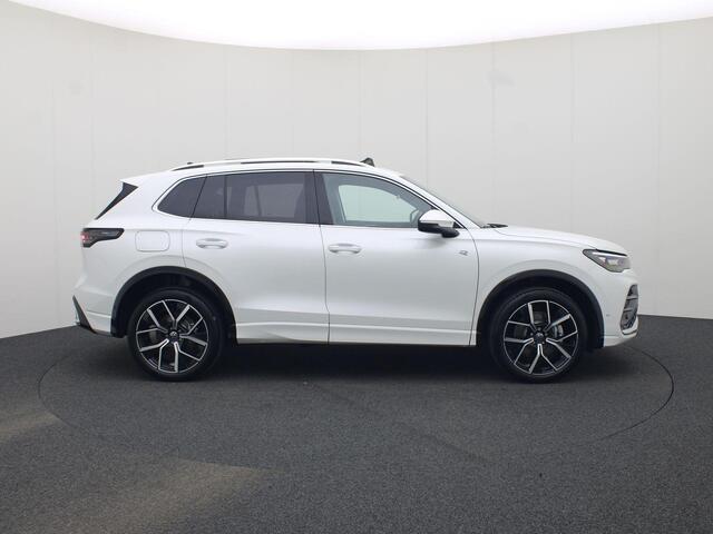 Volkswagen TIGUAN 1.5eHybrid 200kW/272PK R-Line DSG · Panoramadak · Trekhaak · Massagefunctie · Camera · Apple/Android Carplay · · Garantie t/m 25-03-2030 of 100000km.