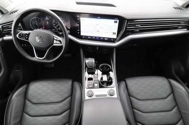 Volkswagen TOUAREG 3.0 TSi eHybrid 4MOTION ACC Panoramadak Luchtvering Comfortstoelen LED Matrix 19 Inch