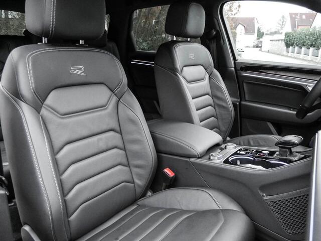 Volkswagen TOUAREG 3.0 TDI R-Line Grijs Kenteken ACC Luchtvering Trekhaak Comfortstoelen Head-Up Display