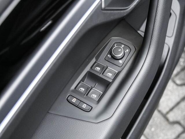 Volkswagen TOUAREG 3.0 TDI R-Line Grijs Kenteken ACC Luchtvering Trekhaak Comfortstoelen Head-Up Display