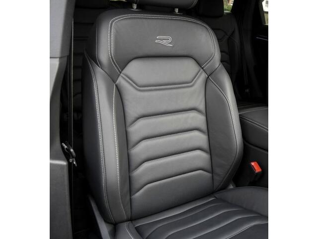 Volkswagen TOUAREG 3.0 TDI R-Line GRIJS KENTEKEN ACC LUCHTVERING TREKHAAK COMFORTSTOELEN HEAD-UP DISPLAY