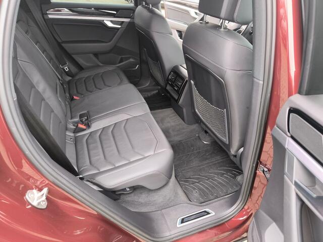 Volkswagen TOUAREG 3.0 TDI R-Line ACC Luchtvering Comfortstoelen Trekhaak