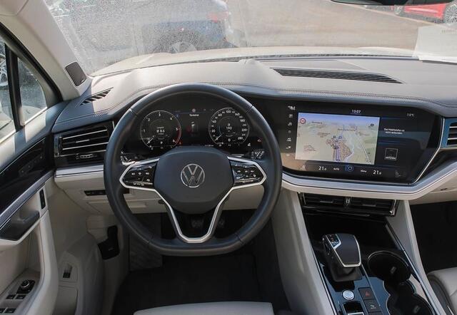 Volkswagen TOUAREG 3.0 TDI Elegance R-Line ACC Luchtvering Comfortstoelen Head-Up Dynaudio Stuurverwarming 360 Camera