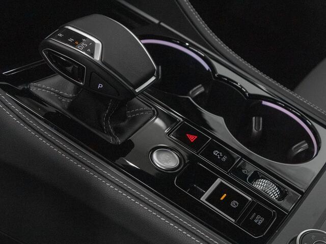 Volkswagen TOUAREG 3.0 TSI R-Line ACC Luchtvering Trekhaak Comfortstoelen Massage Nachtzicht 20 Inch Head-Up