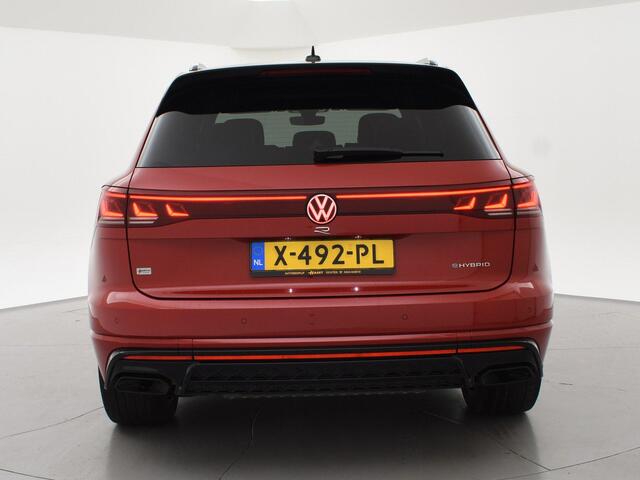 Volkswagen TOUAREG R 3.0 TSi V6 eHybrid 4MOTION R 462 PK *CHILI RED* + PANORAMA | STOELVENTILATIE | LUCHTVERING | DYNAUDIO | HEAD-UP DISPLAY