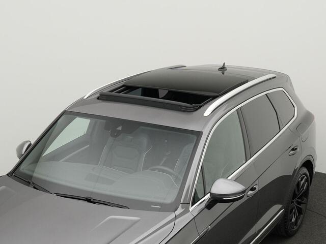 Volkswagen TOUAREG Elegance 3.0 TSi 381 pk tiptronic eHybrid 4MOTION | Panoramadak | Puglia leder | Geheugenstoelen | Rondomzicht camera | Stoelventilatie