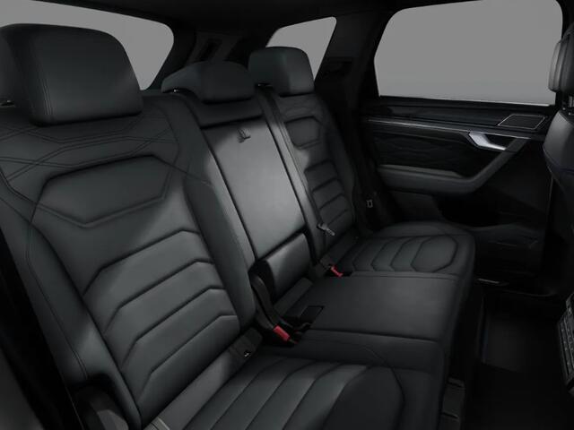 Volkswagen TOUAREG R Edition 3.0 eHybrid 462 PK 8 versn. DSG · Nachtzichtassistent · Comfort Pakket · Trekhaak inklapbaar, met elektrische ont grendeling, incl. aanhangwagenmanoeuvreerhulp 'Trailer Assist' · Zijruiten achter en achterruit getint, 82% lichtabsorberend en gel