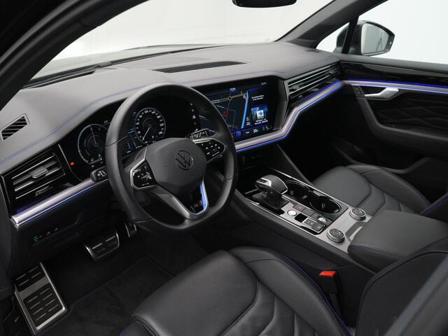 Volkswagen TOUAREG R 3.0 TSi 462 pk tiptronic eHybrid 4MOTION | Panoramadak | Trekhaak | Puglia leder | Head-up display | Stoelventilatie | Geheugenstoel