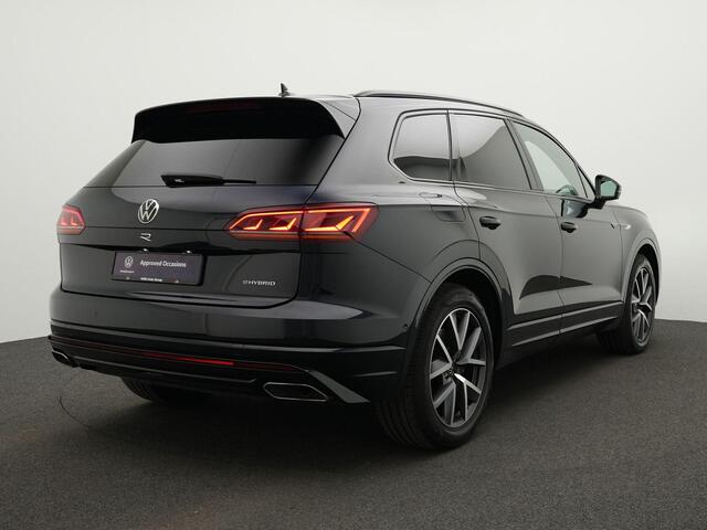Volkswagen TOUAREG R 3.0 TSi 462 pk eHybrid 4MOTION | EXCL. BTW / Grijs kenteken | Panoramadak | Trekhaak | Leder | Luchtvering