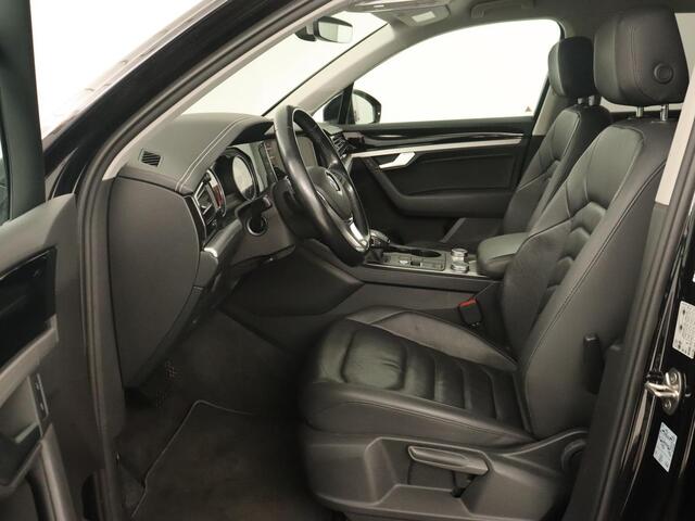 Volkswagen TOUAREG 3.0 TDI Elegance | Leder | Trekhaak | Camera | Luchtvering | Stoelverwarming | Adaptive cruise | Carplay | Achterbankverwarming | Navigatie | Full LED | Side Assist