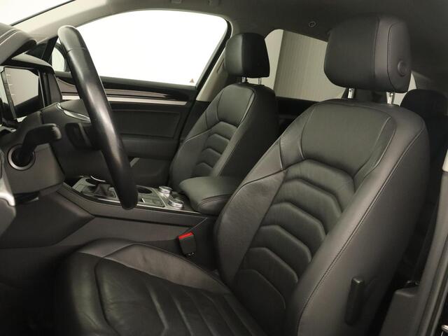 Volkswagen TOUAREG 3.0 TDI Elegance | Leder | Trekhaak | Camera | Luchtvering | Stoelverwarming | Adaptive cruise | Carplay | Achterbankverwarming | Navigatie | Full LED | Side Assist