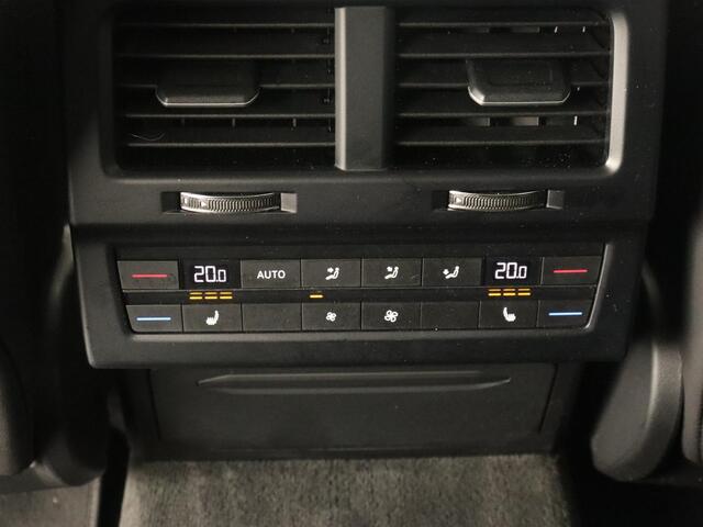 Volkswagen TOUAREG 3.0 TDI Elegance | Leder | Trekhaak | Camera | Luchtvering | Stoelverwarming | Adaptive cruise | Carplay | Achterbankverwarming | Navigatie | Full LED | Side Assist