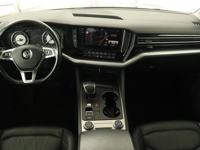 Volkswagen TOUAREG 3.0 TDI Elegance | Leder | Trekhaak | Camera | Luchtvering | Stoelverwarming | Adaptive cruise | Carplay | Achterbankverwarming | Navigatie | Full LED | Side Assist