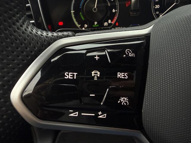 Volkswagen TOUAREG 3.0 TSi 462 Pk Automaat 4Motion R | Panoramadak | Adaptive Cruise | Black Style | Dynaudio | Trekhaak | Stoelverwarming | Stoelmassage | Carplay| Camera 360 | LED | 73.075 Km!!