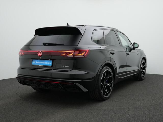 Volkswagen TOUAREG 3.0 TSi 462 pk Tiptronic eHybrid 4MOTION R | Panoramadak | Nachtzicht | Trekhaak | Stoelventilatie | DYNAUDIO | Bekleding Leder Puglia | 22 inch