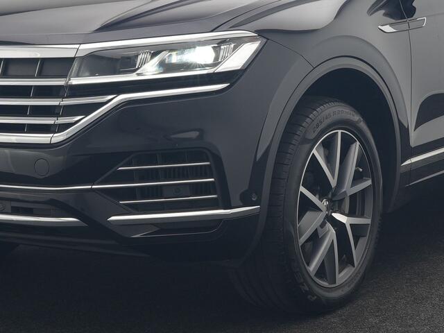 Volkswagen TOUAREG 3.0 TSi eHybrid 4MOTION Plug In Hybrid 381pk Dealer O.H PHEV | Trekhaak Af Fabriek | Lederen Sportstoelen Massage & Memory | Panodak | Adaptive Cruise | Stoelventilatie | Stoelen & Stuur Verwarmd | Blis | Keyless | Apple Carplay | Navigatie | DAB