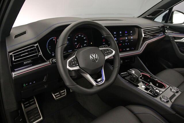 Volkswagen TOUAREG R Edition 3.0 TSI eHybrid 462pk Tiptronic Panoramadak, Luchtvering, Lederen bekleding, 360 camera, Elektrische achterklep, LED matrix koplampen