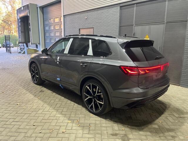 Volkswagen TOUAREG 3.0 TSi eHybrid 4MOTION R Edition | NIEUW | Luchtvering | Head-Up | 22 Inch | Massage | Schuifdak | Trekhaak