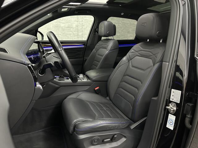 Volkswagen TOUAREG R 3.0 TSI 462PK E-Hybrid | Luchtvering | Puglia Leder | Panorama | ACC | Trekhaak | 22'' | Stoelventilatie | Nachtzicht | Head-Up | Standkachel | Ergo-Comfort | Sfeerverlichting | 4-Zone Clima | Stuurverwarming | Black-Optic | Dodehoek | Lane-Assist | Car