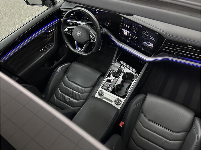 Volkswagen TOUAREG R 3.0 TSI 462PK E-Hybrid | Luchtvering | Puglia Leder | Panorama | ACC | Trekhaak | 22'' | Stoelventilatie | Nachtzicht | Head-Up | Standkachel | Ergo-Comfort | Sfeerverlichting | 4-Zone Clima | Stuurverwarming | Black-Optic | Dodehoek | Lane-Assist | Car