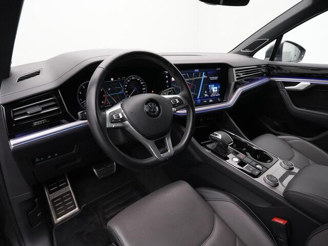 Volkswagen TOUAREG 3.0 TSI 340 pk tiptronic R-Line | Panoramadak | Trekhaak | Luchtvering | Savona leder | Geheugenstoelen | Head-up display | IQ Light | Dynaudio