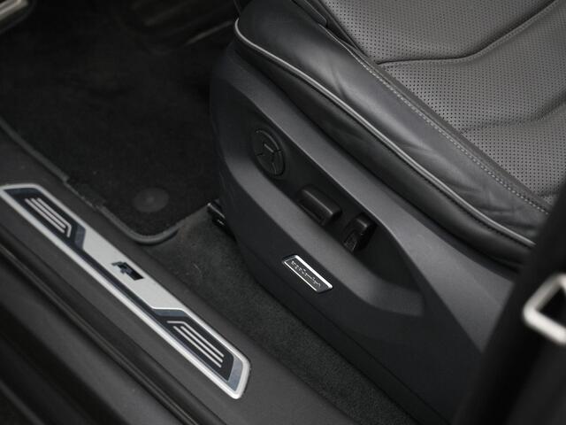 Volkswagen TOUAREG 3.0 TSI 340 pk tiptronic R-Line | Panoramadak | Trekhaak | Luchtvering | Savona leder | Geheugenstoelen | Head-up display | IQ Light | Dynaudio