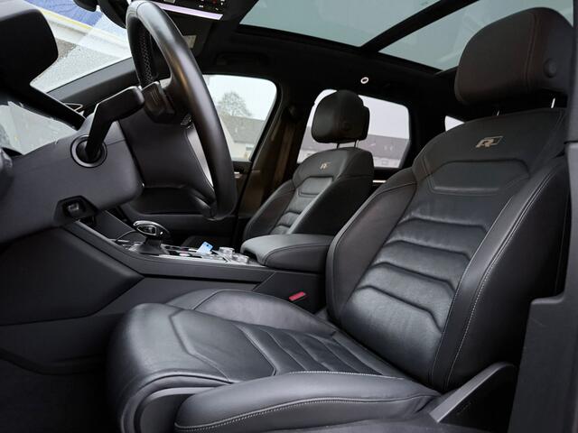 Volkswagen TOUAREG 3.0 TSI R-Line | Pano | Trekhaak | Head-up | Luchtvering