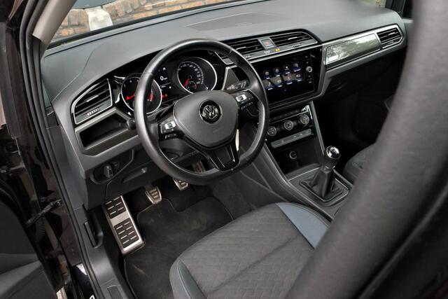 Volkswagen TOURAN 1.5 TSI R-LINE 7p Trekhaak, Achteruitrijcamera