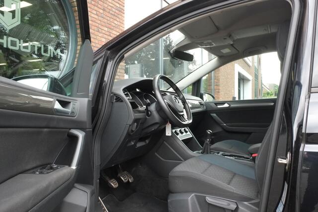 Volkswagen TOURAN 1.5 TSI R-LINE 7p Trekhaak, Achteruitrijcamera