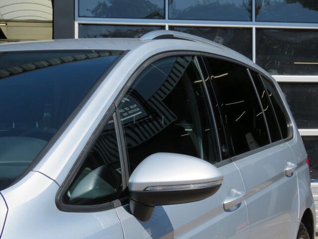 Volkswagen TOURAN 1.2 TSI CON. SERIES ,,SOUND'' / Camera / Wegklap.haak / Stoelverwarming /