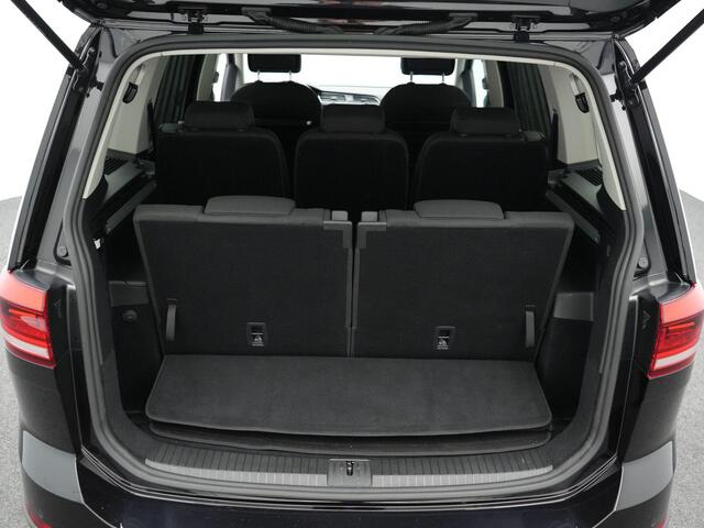 Volkswagen TOURAN 7 pers. 1.5 TSI 150 pk DSG Highline Business R | LED Plus | Stoel- /achterbankverwarming | Adaptive Cruise | Sportonderstel | Achteruitrijcamera | 17 inch
