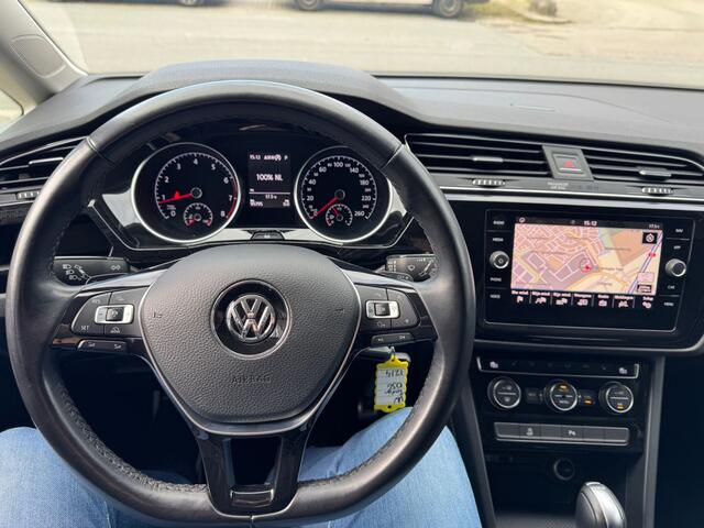 Volkswagen TOURAN 1.4 TSI Highline | DSG Automaat | Sound | Dealer Onderhouden | Trekhaak | Carplay | ACC | Climate | Stoelverwarming | Navigatie | Spiegelpakket | Front Assist | 2 X PDC | Garantie