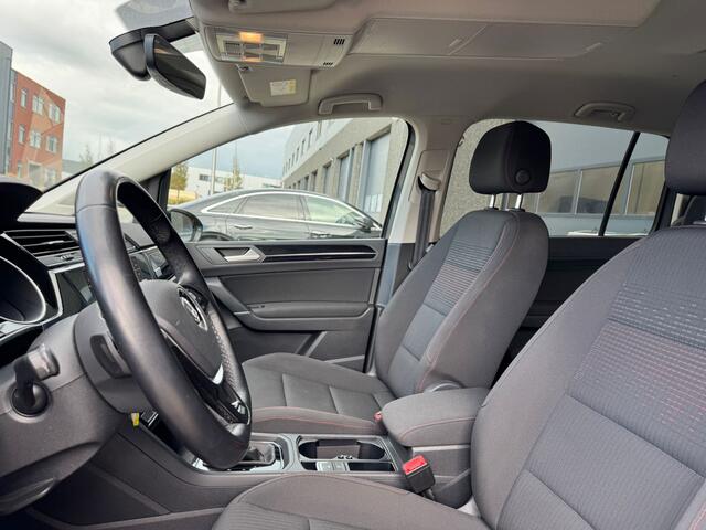 Volkswagen TOURAN 1.4 TSI Highline | DSG Automaat | Sound | Dealer Onderhouden | Trekhaak | Carplay | ACC | Climate | Stoelverwarming | Navigatie | Spiegelpakket | Front Assist | 2 X PDC | Garantie