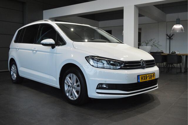 Volkswagen TOURAN 1.5 TSI Highline navi clima cruise led pdc trekhaak 150 pk !!