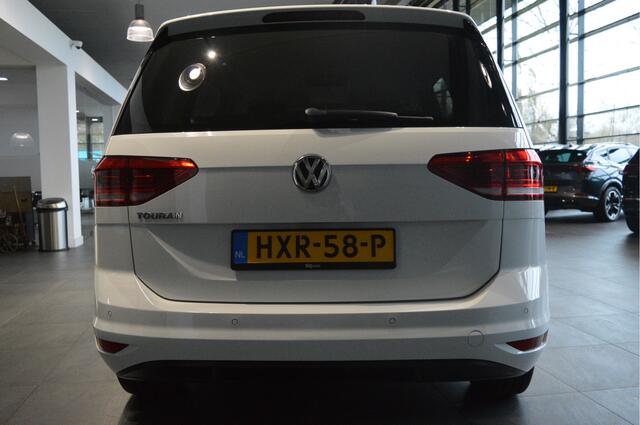 Volkswagen TOURAN 1.5 TSI Highline navi clima cruise led pdc trekhaak 150 pk !!