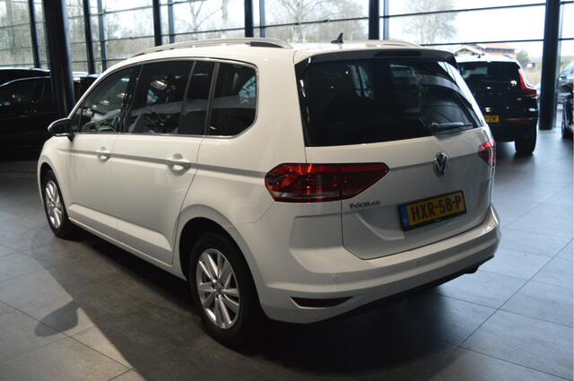 Volkswagen TOURAN 1.5 TSI Highline navi clima cruise led pdc trekhaak 150 pk !!