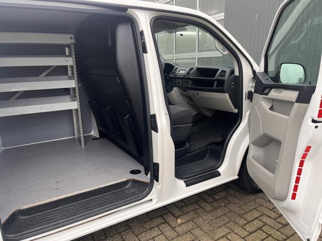 Volkswagen TRANSPORTER 2.0 TDI L2H1 Airco Cruise controle Kastinrichting Sortimo Parkeersensoren achter Telefoonvoorbereiding 2-Persoons Usb aansluiting 1e eigenaar Euro 6 Bestel