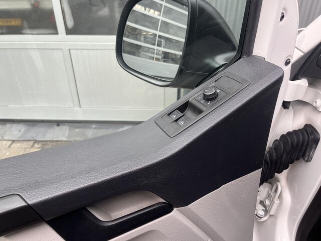 Volkswagen TRANSPORTER 2.0 TDI L2H1 DC Airco Cruise controle Trekhaak 2200kg trekgewicht Telefoonverbinding Kastinrichting Omvormer 5-Persoons Werkverlichting Euro 6