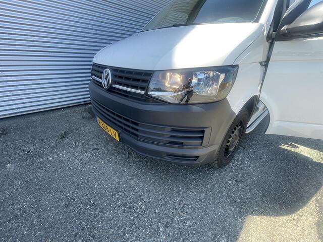 Volkswagen TRANSPORTER 2.0 TDI L2H1 DSG airco cruise 1 eigenaar. Volkswagen Transporter 2.0 TDI L2H1 DSG airco cruise 1 eigenaar.