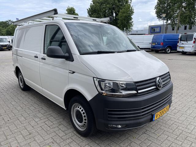 Volkswagen TRANSPORTER 2.0 TDI 102pk L1H1 Comfortline / bpm vrij / euro 6 diesel / prijs rijklaar ¤ 16.950 ex btw / lease vanaf ¤ 285 / Bott ingerichte laadruimte / airco / cruise / trekhaak 2200 kg !