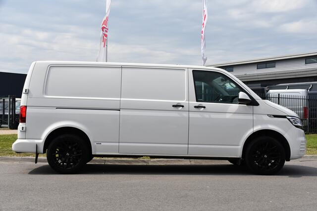 Volkswagen TRANSPORTER 2.0 TDI L2H1 30 PB Edition Cruise, Carplay, 150PK, Automaat, Sensoren, LED, PDC, 2 x Schuifdeur, Trekhaak, UNIEK!