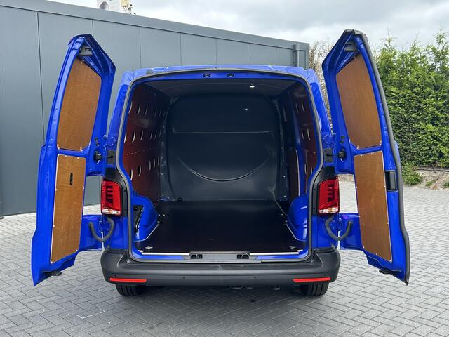 Volkswagen TRANSPORTER 2.0 TDI 150 PK AUTOMAAT DSG COMFORTLINE EXE / L2H1 / 1e EIG. / 24.504KM !! / AIRCO / CRUISE / NAVI / APPLE CARPLAY / 3 - ZITS