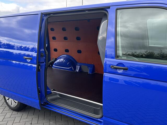 Volkswagen TRANSPORTER 2.0 TDI 150 PK AUTOMAAT DSG COMFORTLINE EXE / L2H1 / 1e EIG. / 24.504KM !! / AIRCO / CRUISE / NAVI / APPLE CARPLAY / 3 - ZITS