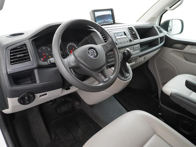 Volkswagen TRANSPORTER 2.0TDI 141PK L2H1 AUTOMAAT Leder Airco Trekhaak Camera Voorruitverwarming Bluetooth Highline Sidebars Schuifdeur met Raam Betonplex Vloer Wandbetimmering Tussenwand 1e Eigenaar Euro 5 2.500KG Trekgewicht