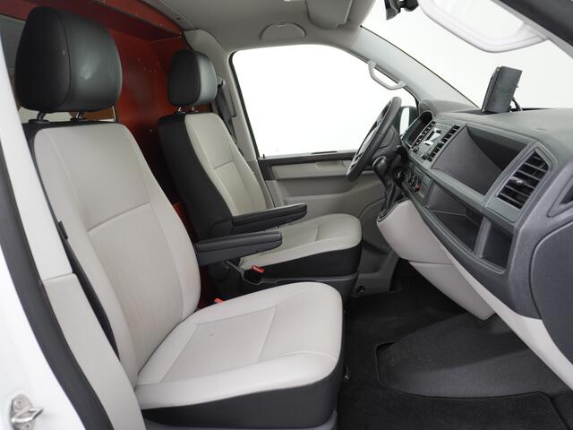 Volkswagen TRANSPORTER 2.0TDI 141PK L2H1 AUTOMAAT Leder Airco Trekhaak Camera Voorruitverwarming Bluetooth Highline Sidebars Schuifdeur met Raam Betonplex Vloer Wandbetimmering Tussenwand 1e Eigenaar Euro 5 2.500KG Trekgewicht
