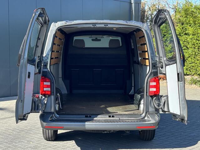 Volkswagen TRANSPORTER 2.0 TDI 150 PK HIGHLINE AUTOMAAT DSG / L2H1 / 1e EIGENAAR / UNIEK 37.581 KM !! / BPM VRIJ / AIRCO / CRUISE / NAVI / BLUETOOTH / PDC