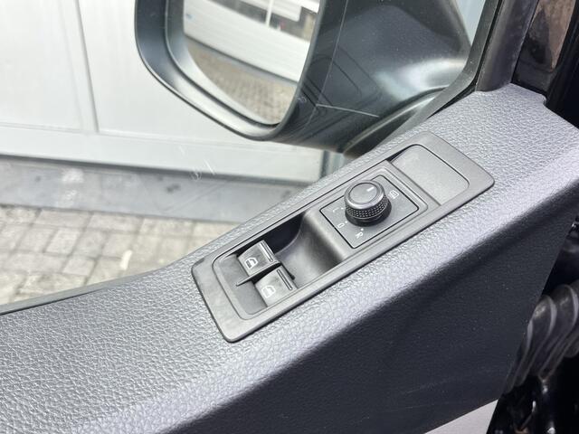 Volkswagen TRANSPORTER 2.0 TDI L2H1 DC 150pk Airco Cruise controle Telefoonverbinding Trekhaak 2500kg trekgewicht Navigatiesysteem schuifdeur Euro 6 DC 1e eigenaar Dealer onderhouden